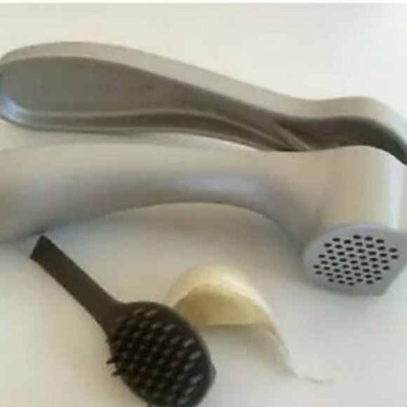NIP~PAMPERED CHEF~GARLIC PRESS - Picture 1 of 1